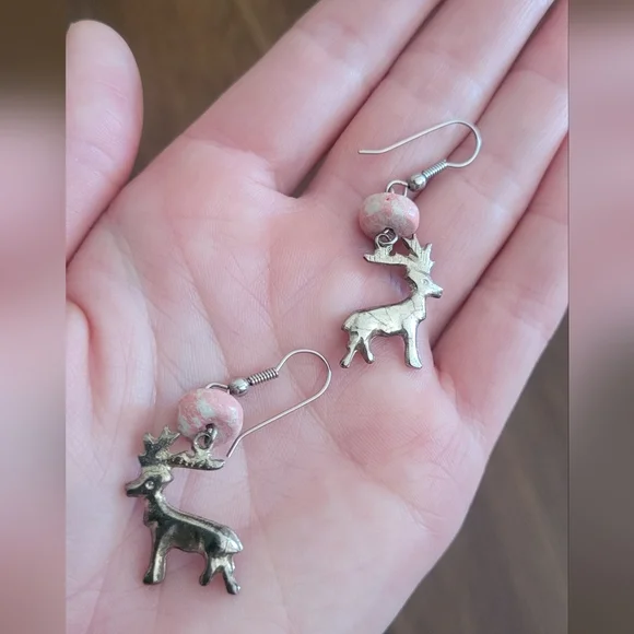 Vtg silver reindeer with pink and white marbled wheel dangle earrings - Picture 3 of 3